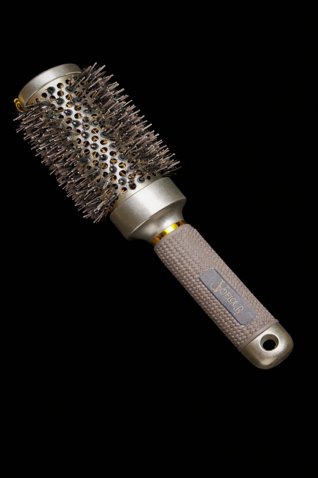 Ceramic barrel brush for smooth blow-dries, volume and shine.